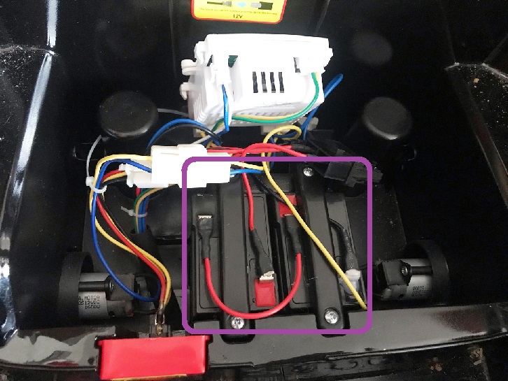 Accu's onder de stoel van een elektrische kinderauto